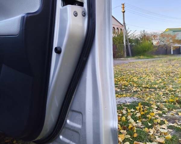 Серый Тойота РАВ 4, объемом двигателя 2.4 л и пробегом 283 тыс. км за 8200 $, фото 6 на Automoto.ua