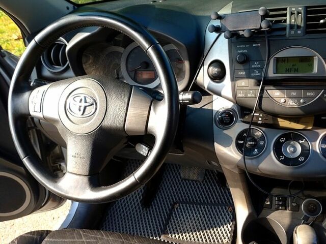 Серый Тойота РАВ 4, объемом двигателя 2 л и пробегом 330 тыс. км за 7900 $, фото 1 на Automoto.ua