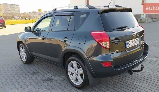 Серый Тойота РАВ 4, объемом двигателя 2.2 л и пробегом 255 тыс. км за 11500 $, фото 1 на Automoto.ua