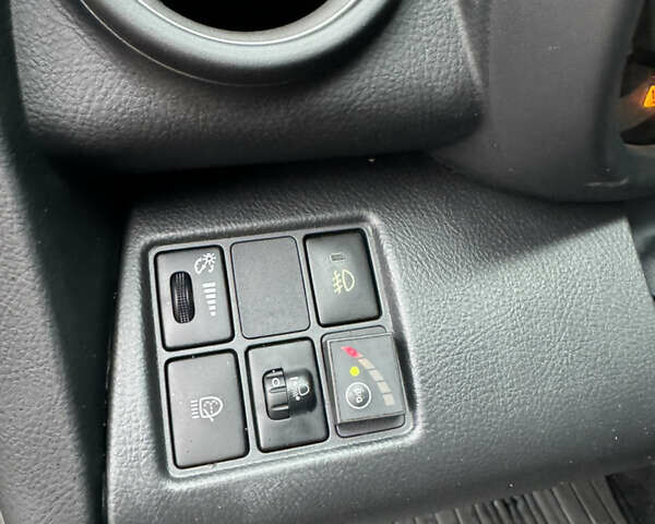 Серый Тойота РАВ 4, объемом двигателя 2 л и пробегом 185 тыс. км за 9600 $, фото 19 на Automoto.ua