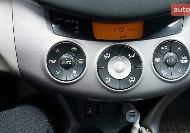 Сірий Тойота РАВ 4, об'ємом двигуна 2.4 л та пробігом 224 тис. км за 9000 $, фото 15 на Automoto.ua