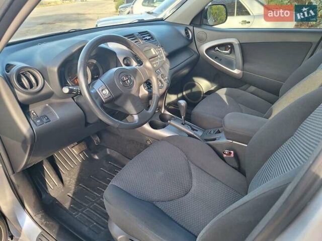 Серый Тойота РАВ 4, объемом двигателя 2 л и пробегом 146 тыс. км за 10600 $, фото 1 на Automoto.ua