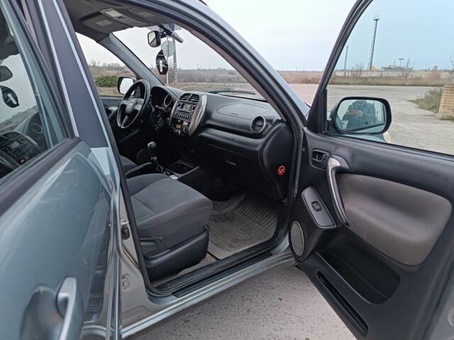 Серый Тойота РАВ 4, объемом двигателя 2 л и пробегом 260 тыс. км за 4250 $, фото 9 на Automoto.ua