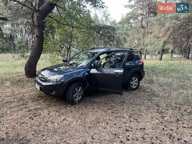 Серый Тойота РАВ 4, объемом двигателя 2.2 л и пробегом 300 тыс. км за 7300 $, фото 2 на Automoto.ua