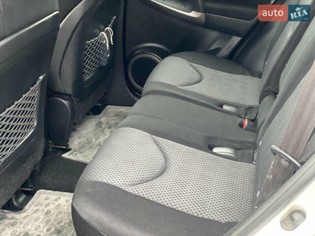 Серый Тойота РАВ 4, объемом двигателя 2 л и пробегом 260 тыс. км за 7500 $, фото 11 на Automoto.ua