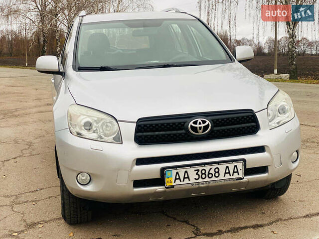 Серый Тойота РАВ 4, объемом двигателя 2 л и пробегом 260 тыс. км за 7500 $, фото 1 на Automoto.ua