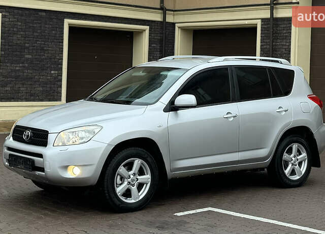 Серый Тойота РАВ 4, объемом двигателя 2 л и пробегом 185 тыс. км за 9600 $, фото 3 на Automoto.ua