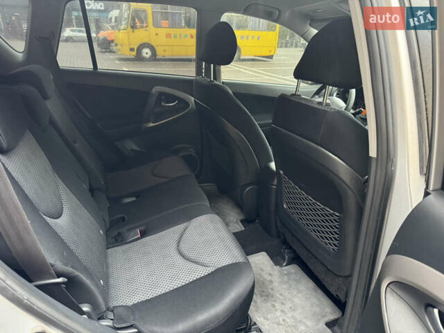 Серый Тойота РАВ 4, объемом двигателя 2 л и пробегом 185 тыс. км за 9600 $, фото 17 на Automoto.ua