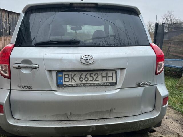 Серый Тойота РАВ 4, объемом двигателя 2.2 л и пробегом 240 тыс. км за 8000 $, фото 2 на Automoto.ua