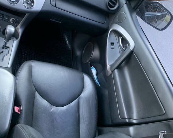 Серый Тойота РАВ 4, объемом двигателя 2 л и пробегом 302 тыс. км за 10450 $, фото 25 на Automoto.ua