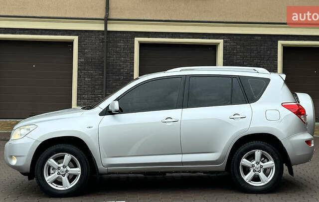 Серый Тойота РАВ 4, объемом двигателя 2 л и пробегом 185 тыс. км за 9600 $, фото 4 на Automoto.ua