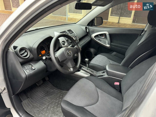 Серый Тойота РАВ 4, объемом двигателя 2 л и пробегом 185 тыс. км за 9600 $, фото 12 на Automoto.ua