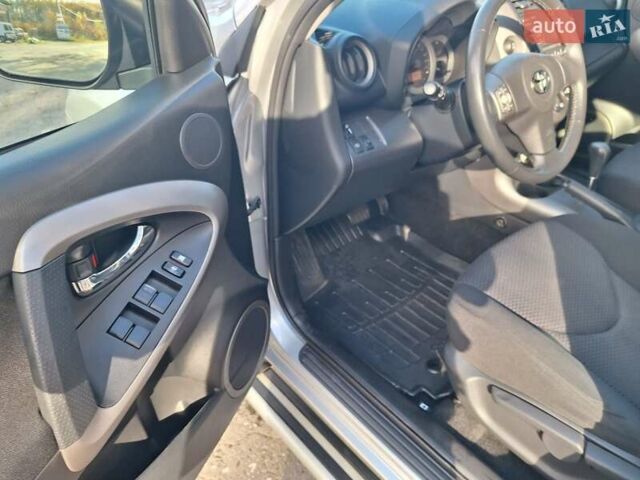 Серый Тойота РАВ 4, объемом двигателя 2 л и пробегом 146 тыс. км за 10600 $, фото 2 на Automoto.ua