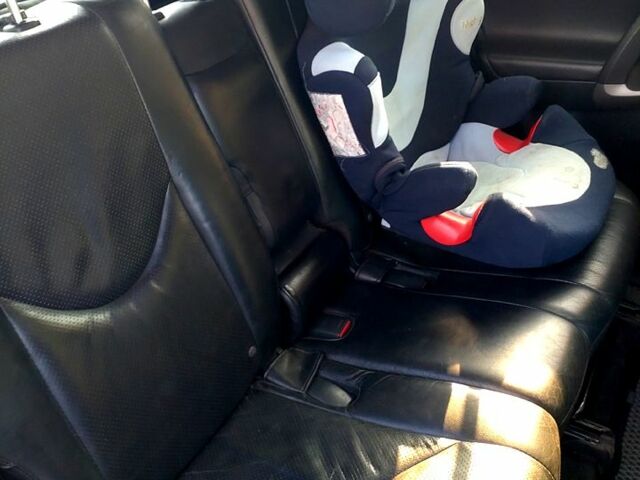 Серый Тойота РАВ 4, объемом двигателя 2 л и пробегом 330 тыс. км за 7900 $, фото 2 на Automoto.ua