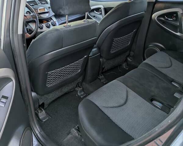 Сірий Тойота РАВ 4, об'ємом двигуна 2 л та пробігом 234 тис. км за 7950 $, фото 9 на Automoto.ua