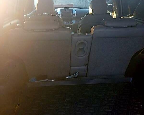 Серый Тойота РАВ 4, объемом двигателя 2.4 л и пробегом 270 тыс. км за 8400 $, фото 1 на Automoto.ua