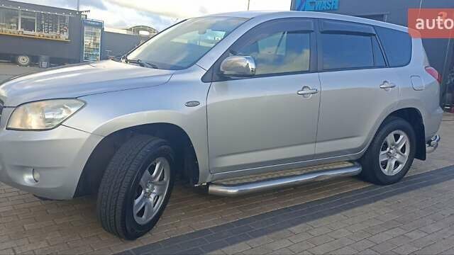 Серый Тойота РАВ 4, объемом двигателя 2.36 л и пробегом 213 тыс. км за 8500 $, фото 1 на Automoto.ua