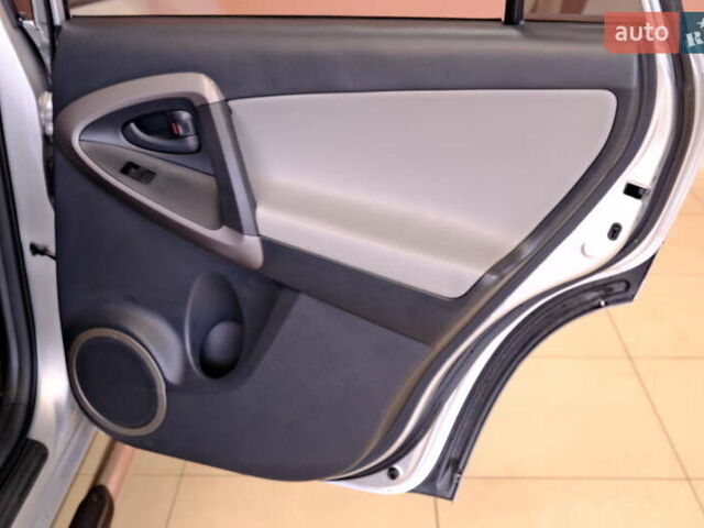 Сірий Тойота РАВ 4, об'ємом двигуна 2.36 л та пробігом 164 тис. км за 9900 $, фото 30 на Automoto.ua