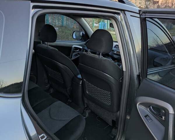 Сірий Тойота РАВ 4, об'ємом двигуна 2 л та пробігом 234 тис. км за 7950 $, фото 14 на Automoto.ua