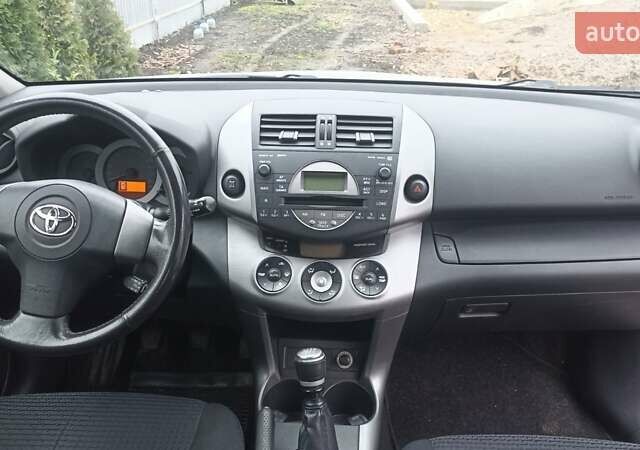 Сірий Тойота РАВ 4, об'ємом двигуна 2.2 л та пробігом 259 тис. км за 8950 $, фото 3 на Automoto.ua