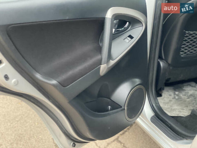 Серый Тойота РАВ 4, объемом двигателя 2 л и пробегом 260 тыс. км за 7500 $, фото 10 на Automoto.ua