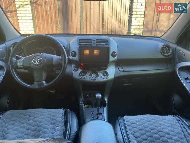 Серый Тойота РАВ 4, объемом двигателя 2 л и пробегом 301 тыс. км за 8800 $, фото 4 на Automoto.ua