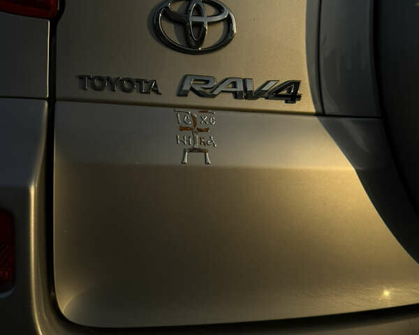 Сірий Тойота РАВ 4, об'ємом двигуна 2 л та пробігом 238 тис. км за 9999 $, фото 38 на Automoto.ua