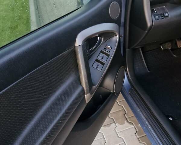 Сірий Тойота РАВ 4, об'ємом двигуна 2 л та пробігом 190 тис. км за 8999 $, фото 22 на Automoto.ua