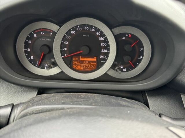 Сірий Тойота РАВ 4, об'ємом двигуна 2.2 л та пробігом 237 тис. км за 4900 $, фото 13 на Automoto.ua
