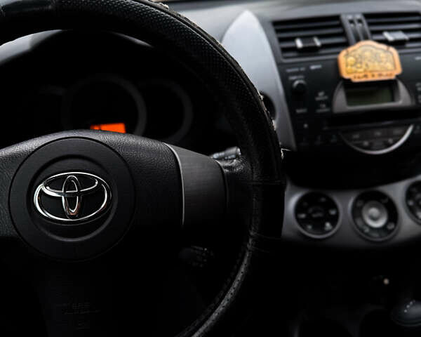 Серый Тойота РАВ 4, объемом двигателя 2.2 л и пробегом 271 тыс. км за 9500 $, фото 2 на Automoto.ua