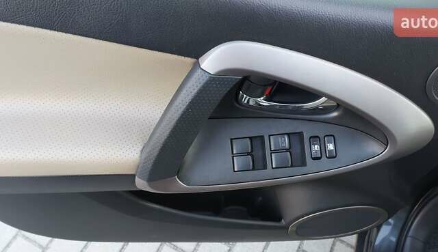 Серый Тойота РАВ 4, объемом двигателя 2.2 л и пробегом 255 тыс. км за 11500 $, фото 19 на Automoto.ua