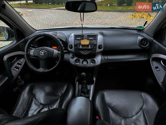 Серый Тойота РАВ 4, объемом двигателя 2.2 л и пробегом 271 тыс. км за 9500 $, фото 3 на Automoto.ua