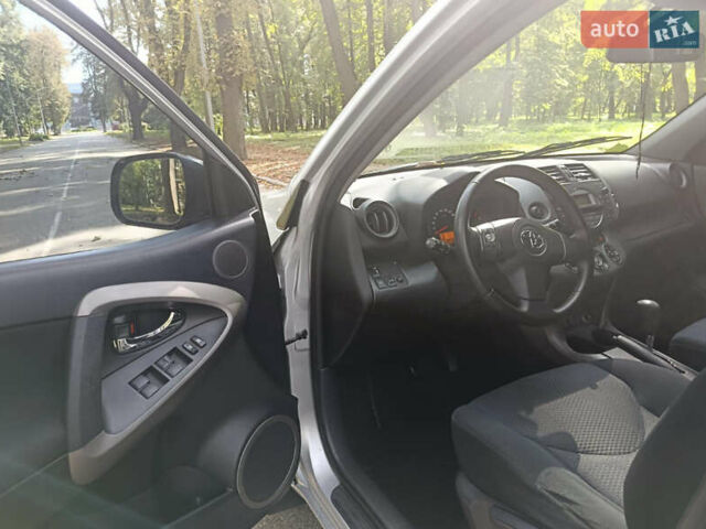 Серый Тойота РАВ 4, объемом двигателя 2 л и пробегом 214 тыс. км за 9000 $, фото 13 на Automoto.ua