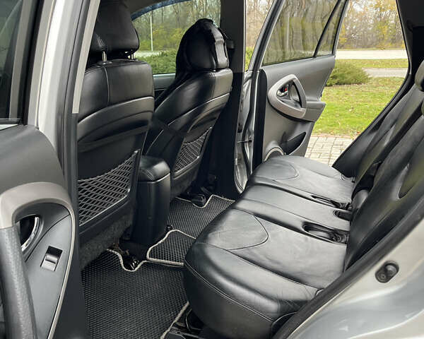 Серый Тойота РАВ 4, объемом двигателя 2 л и пробегом 219 тыс. км за 10500 $, фото 7 на Automoto.ua