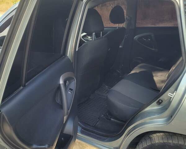 Сірий Тойота РАВ 4, об'ємом двигуна 2 л та пробігом 200 тис. км за 9500 $, фото 2 на Automoto.ua