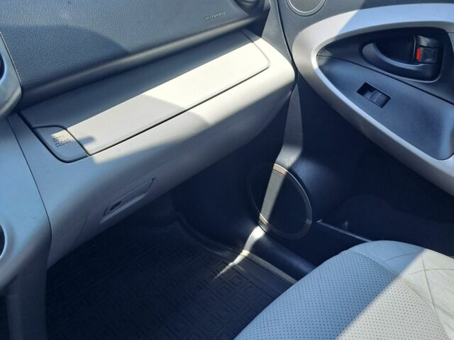 Серый Тойота РАВ 4, объемом двигателя 2.4 л и пробегом 273 тыс. км за 9500 $, фото 10 на Automoto.ua