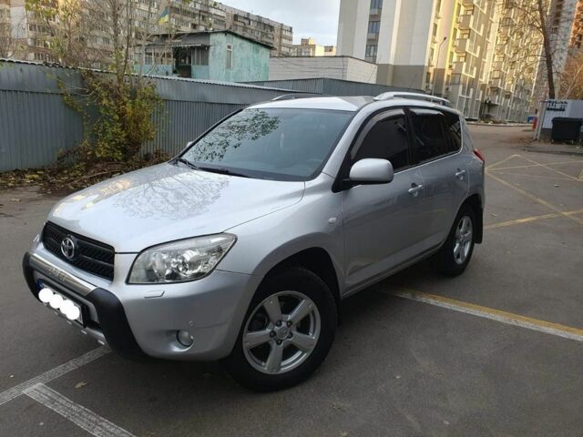 Серый Тойота РАВ 4, объемом двигателя 2 л и пробегом 238 тыс. км за 9500 $, фото 1 на Automoto.ua