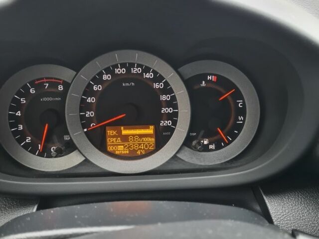 Серый Тойота РАВ 4, объемом двигателя 2 л и пробегом 238 тыс. км за 8800 $, фото 2 на Automoto.ua