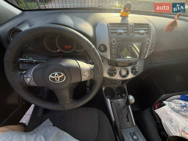 Серый Тойота РАВ 4, объемом двигателя 2 л и пробегом 240 тыс. км за 8700 $, фото 6 на Automoto.ua