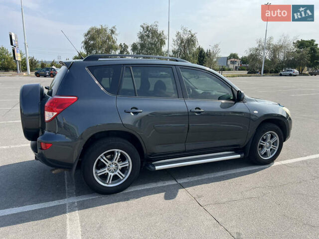 Серый Тойота РАВ 4, объемом двигателя 2 л и пробегом 213 тыс. км за 9800 $, фото 4 на Automoto.ua