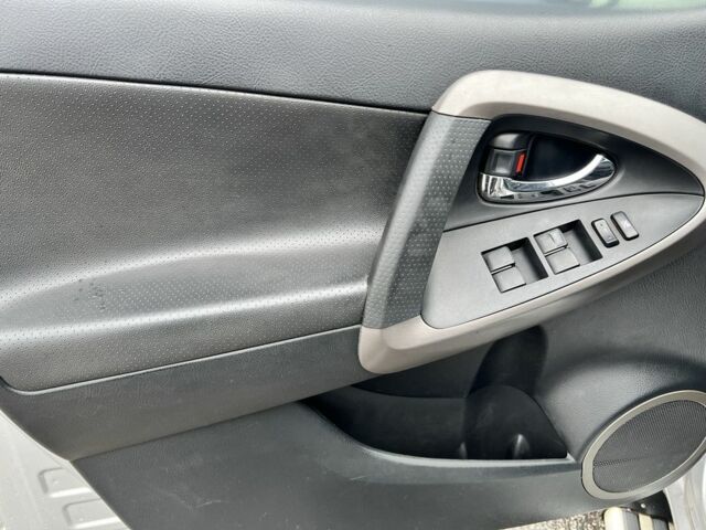 Серый Тойота РАВ 4, объемом двигателя 2 л и пробегом 226 тыс. км за 7999 $, фото 14 на Automoto.ua