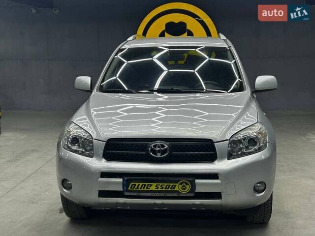 Серый Тойота РАВ 4, объемом двигателя 2 л и пробегом 220 тыс. км за 9300 $, фото 1 на Automoto.ua