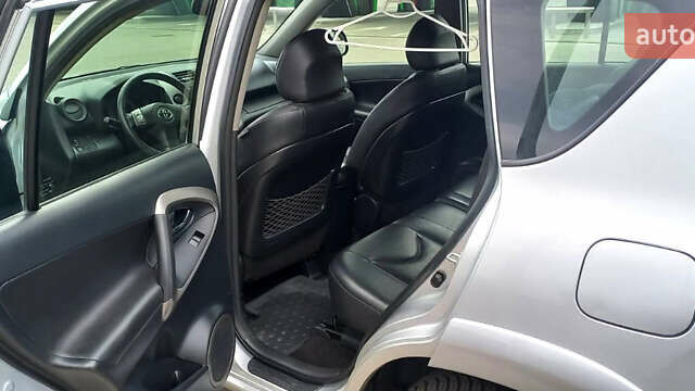 Сірий Тойота РАВ 4, об'ємом двигуна 2.4 л та пробігом 194 тис. км за 11900 $, фото 5 на Automoto.ua