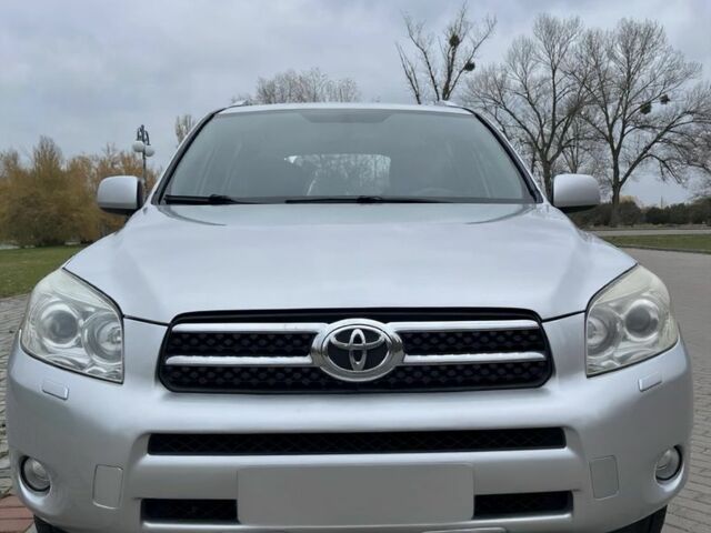 Серый Тойота РАВ 4, объемом двигателя 2 л и пробегом 219 тыс. км за 10300 $, фото 1 на Automoto.ua