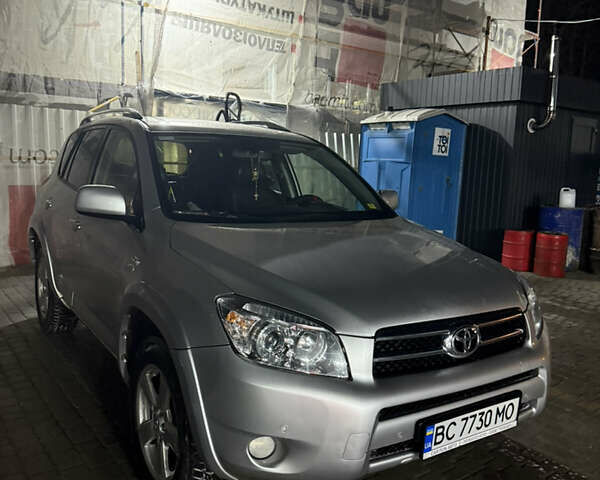 Серый Тойота РАВ 4, объемом двигателя 2.2 л и пробегом 238 тыс. км за 9500 $, фото 1 на Automoto.ua