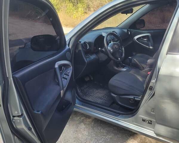 Сірий Тойота РАВ 4, об'ємом двигуна 2 л та пробігом 200 тис. км за 9500 $, фото 6 на Automoto.ua