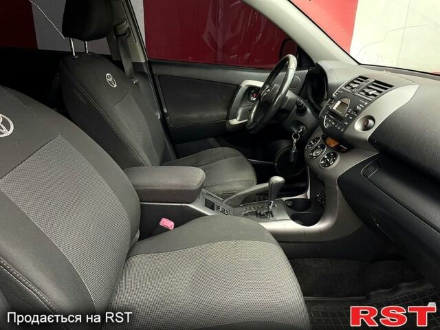 Серый Тойота РАВ 4, объемом двигателя 2 л и пробегом 200 тыс. км за 8800 $, фото 4 на Automoto.ua