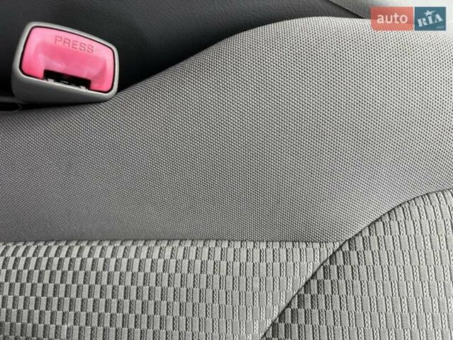 Серый Тойота РАВ 4, объемом двигателя 2.4 л и пробегом 143 тыс. км за 8500 $, фото 22 на Automoto.ua