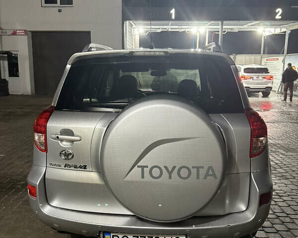 Серый Тойота РАВ 4, объемом двигателя 2.2 л и пробегом 238 тыс. км за 9500 $, фото 3 на Automoto.ua