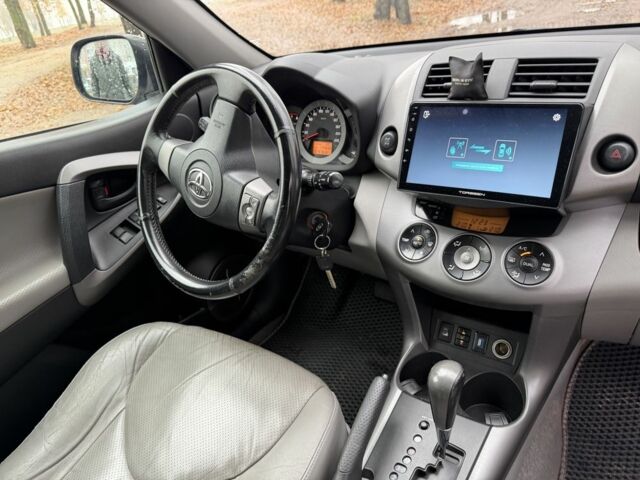 Сірий Тойота РАВ 4, об'ємом двигуна 2.4 л та пробігом 174 тис. км за 11700 $, фото 5 на Automoto.ua